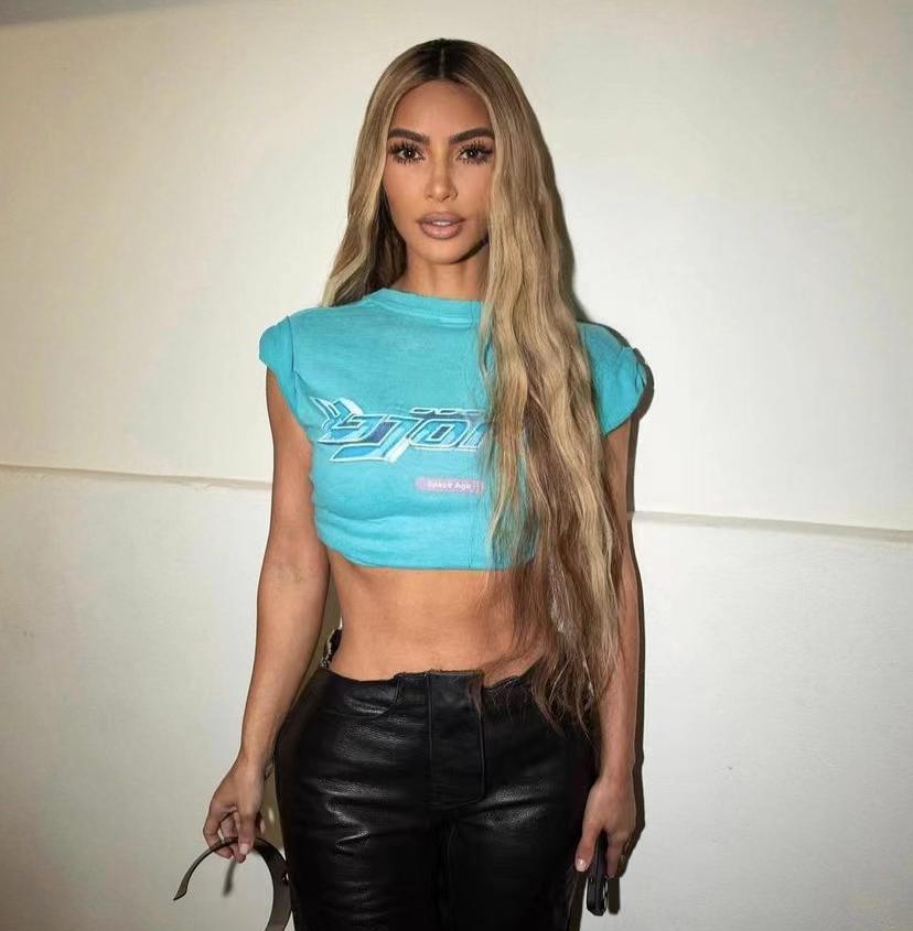 金·卡戴珊|42岁金·卡戴珊太秀，参加派对秀腹肌，展现女王气质 无视黑粉嘲讽