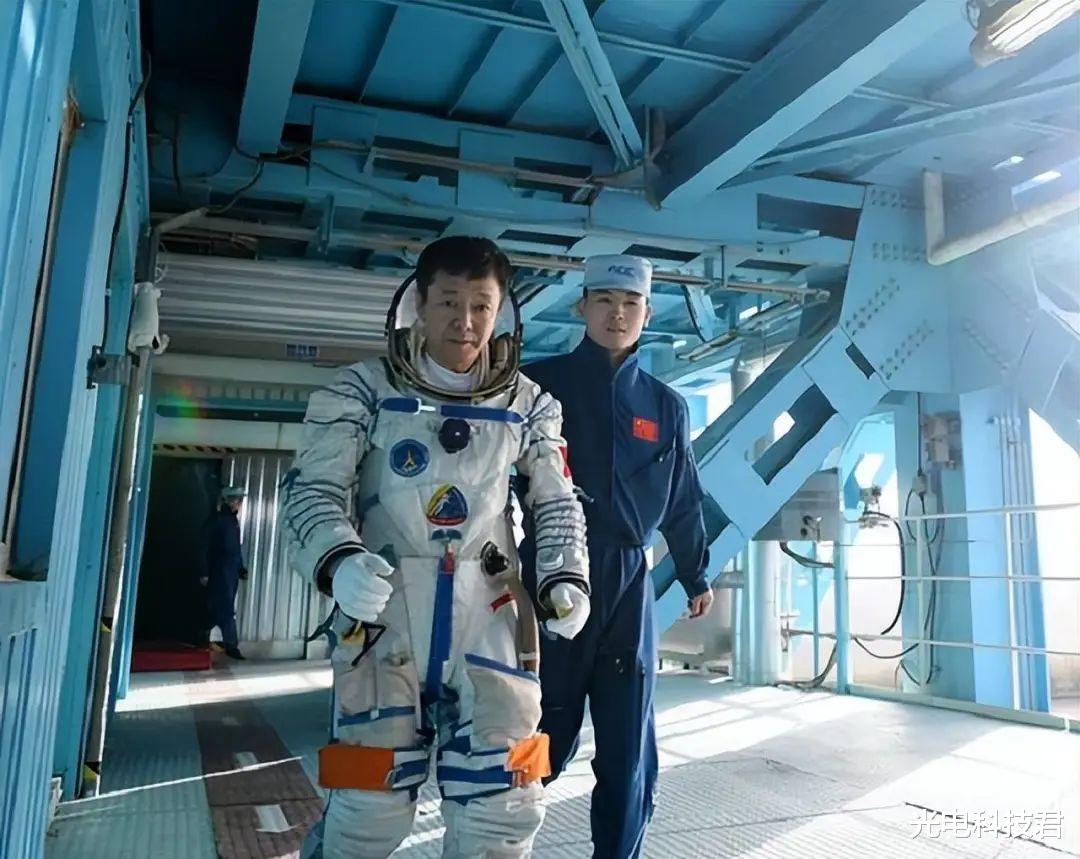 “航二代”接力:儿子造飞船,爸爸上太空,费俊龙父子共圆航天梦