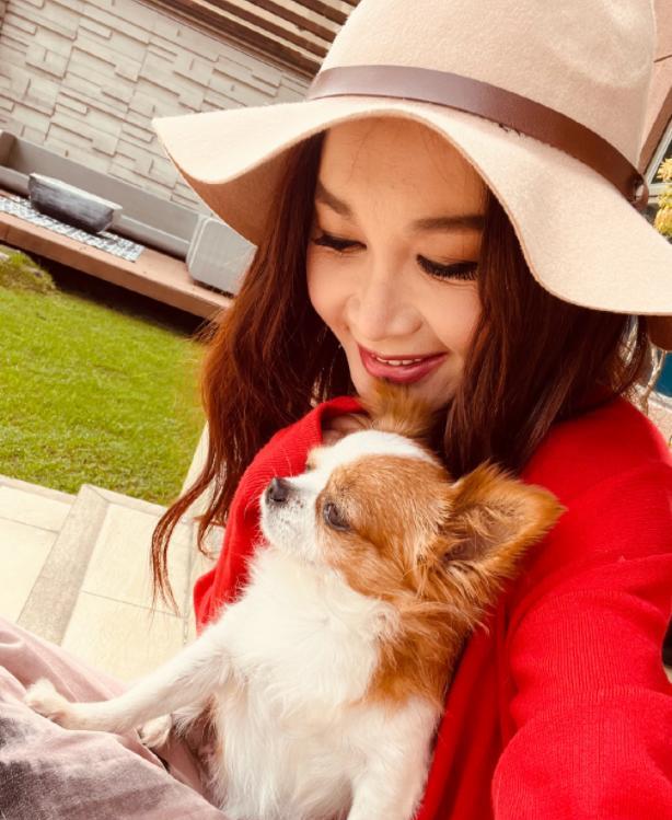 宋昕冉|56岁温碧霞晒自拍，嘟嘴卖萌似少女，曾花2000万为爱犬买房