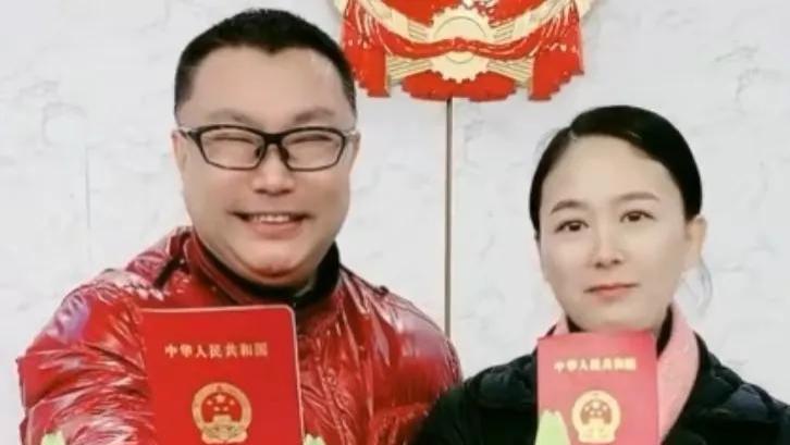 尹相杰|尹相杰携小16岁娇妻聚会，娇妻肤白貌美，曾三次示爱被于文华拒绝