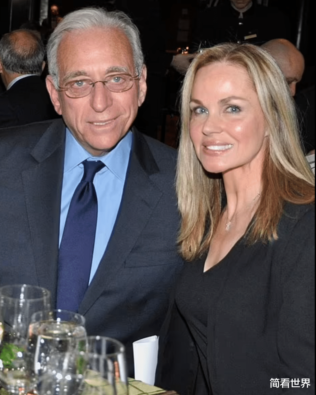 哈珀·贝克汉姆|47岁贝嫂抢新娘风头!穿吊带“睡裙”出席大儿子婚礼,小七变胖妞