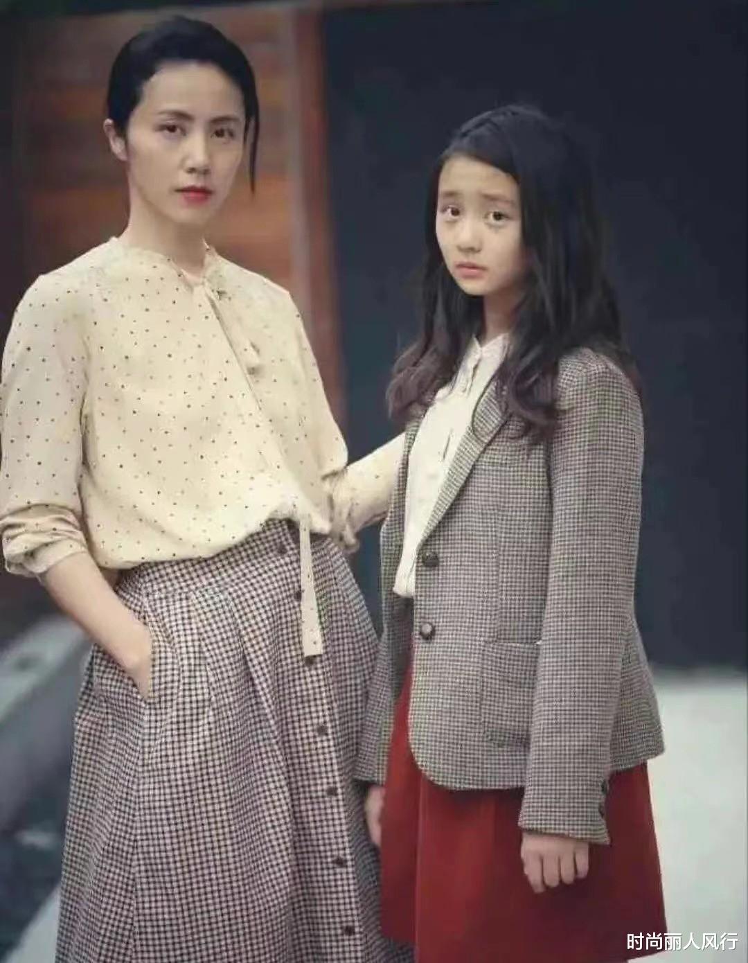 口红 多多近照魅力十足!大胆涂红唇变成熟好多,“海胆头”更俏皮不少