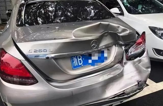 货车强行冲卡拖拽交警，危急时刻女教师开车挡下，评论区却沦陷了