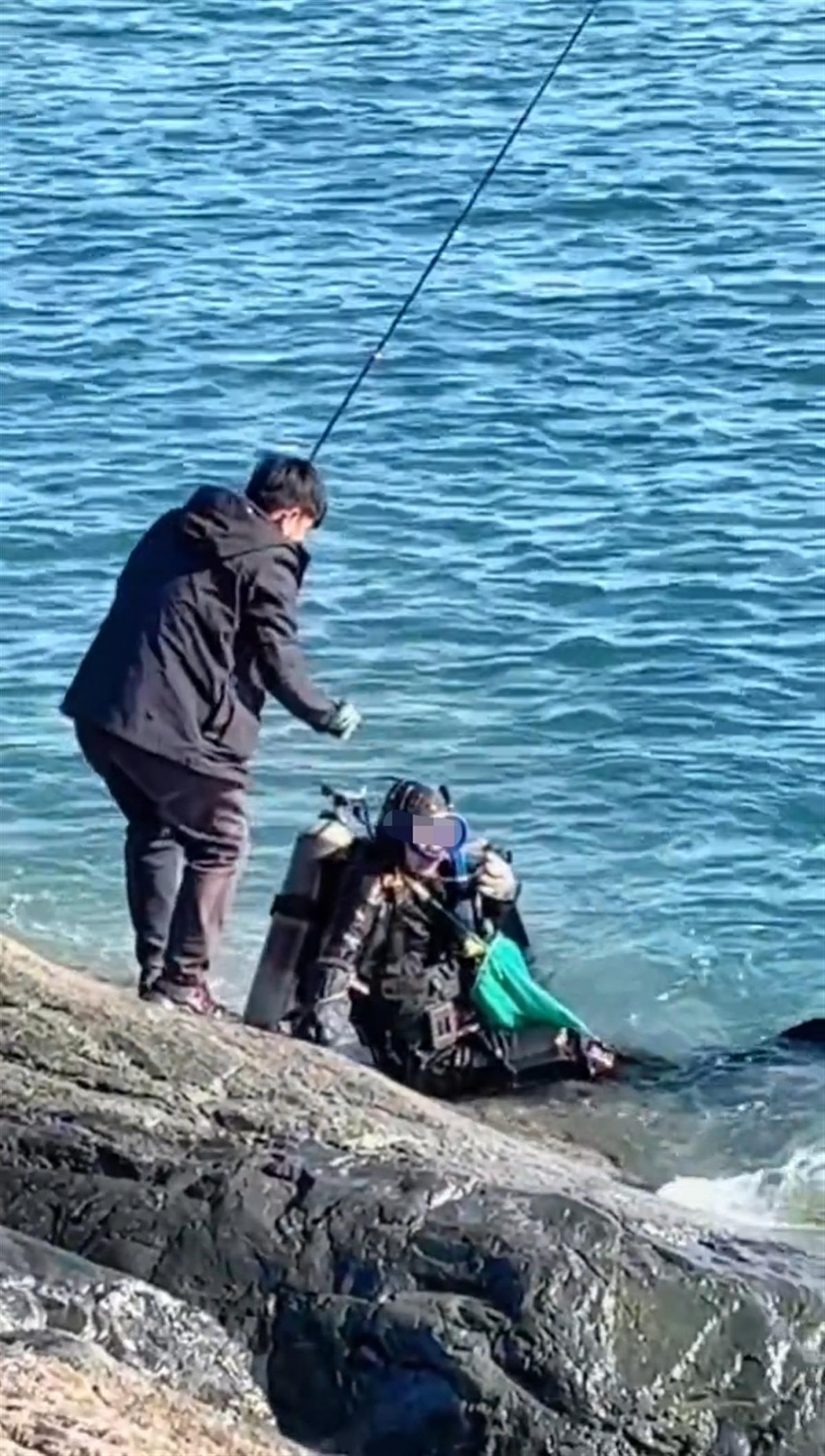 网传男子潜水被当成大鱼钓上岸，目击者：上岸后再次入海又被钓友勾住