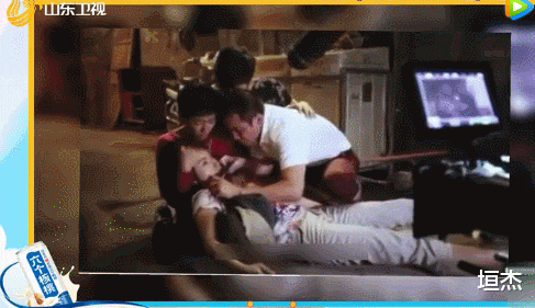 万茜|\精明女人\万茜:拒绝潜规则与刘德华拍吻戏,穿龙袍领奖暴露野心