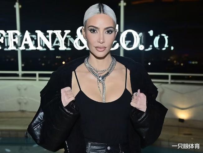 金·卡戴珊|恭喜金卡戴珊!斩获重要奖项,穿抹胸裙秀身材,与家族姐妹比美