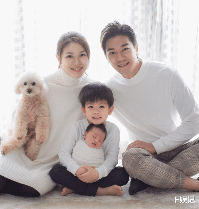 黎诺懿|TVB小生黎诺懿和大儿子甜笑望着小儿子 太太为父子三人拍温馨合影