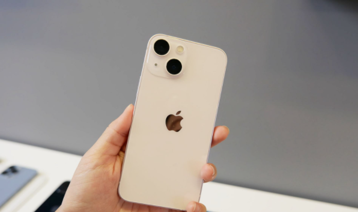 realme|手机店老板说出事实,懂手机的人其实并不会选iPhone13