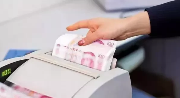 昆明一男子在银行取了21000元,双方清点后都没问题,事后银行说他多拿了1W元!