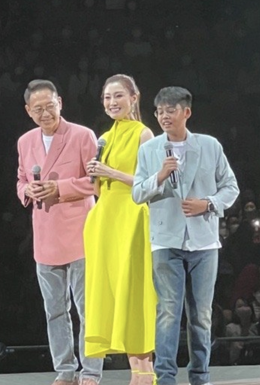 王鹤棣|李嘉欣一家三口现身慈善晚会,11岁儿子身高接近许晋亨,越来越像爸爸