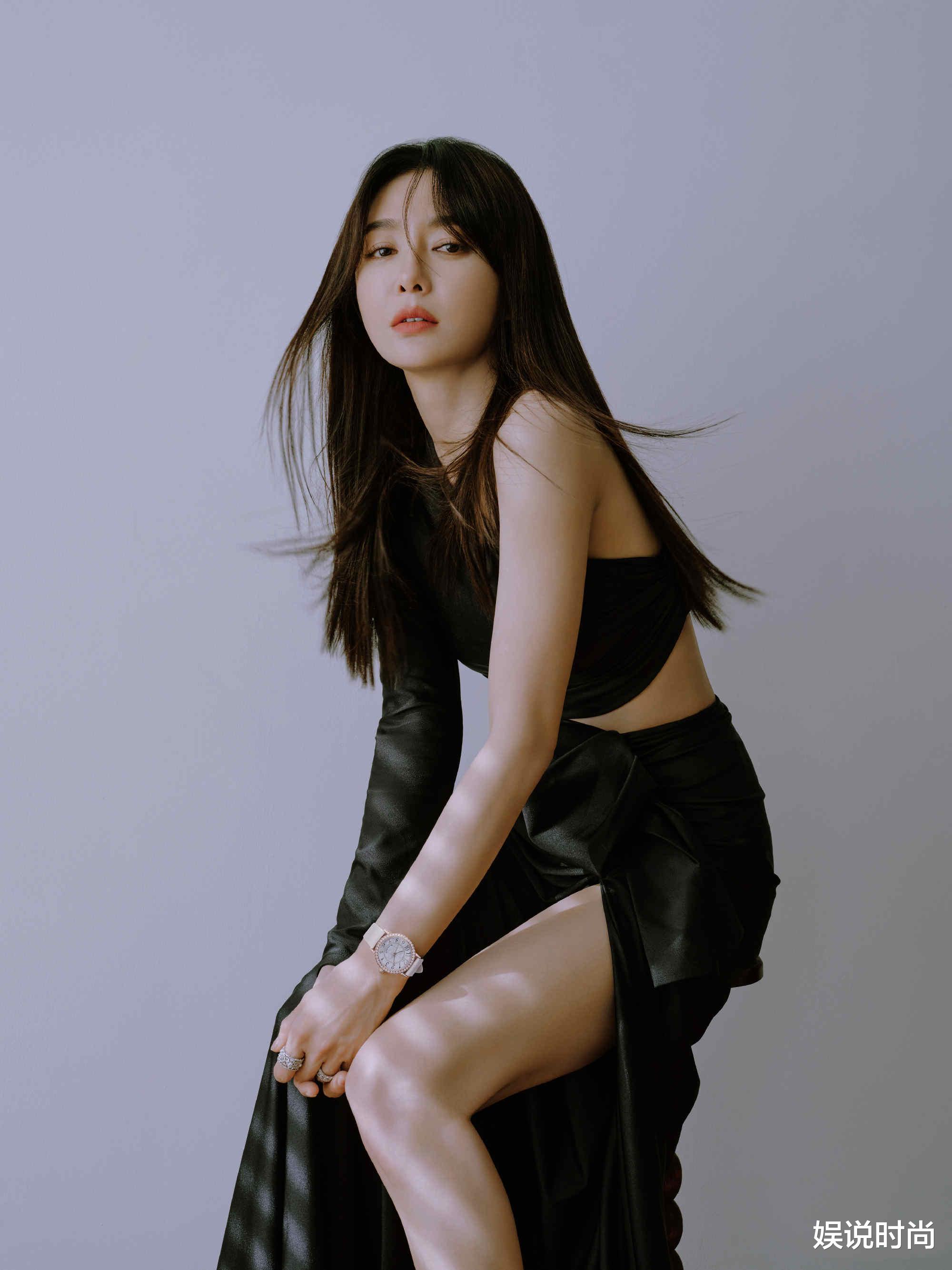 秦岚|43岁的秦岚太优雅了！在《瑞丽伊人风尚》上演绎时尚，尽显洒脱