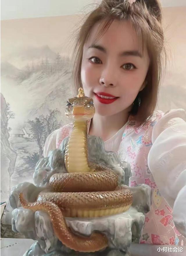黑龙江一女子出马拜师,身披红绿条下跪磕头,女仙姑气质不凡