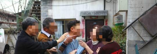 2014年,广西农民被邻居骂绝户,持斧上门报复,将其2个儿子砍死