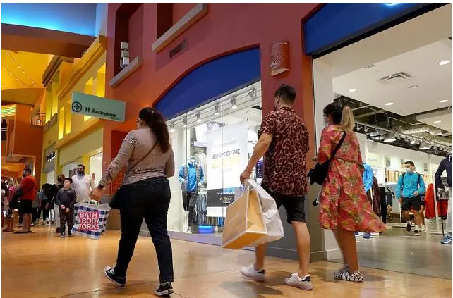 湖北武汉，男子和女子见面，女子提出去逛街，男子欣然答应，女子看中两件衣服和两个包包