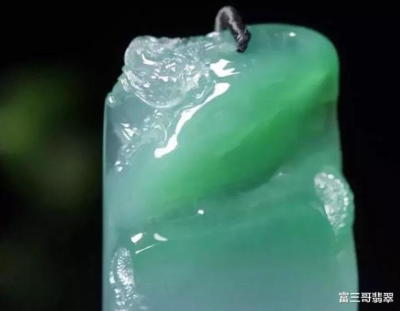 翡翠|玉赏 ▏翡翠龙牌挂件，前有神龙后有佛陀，简约却不简单！