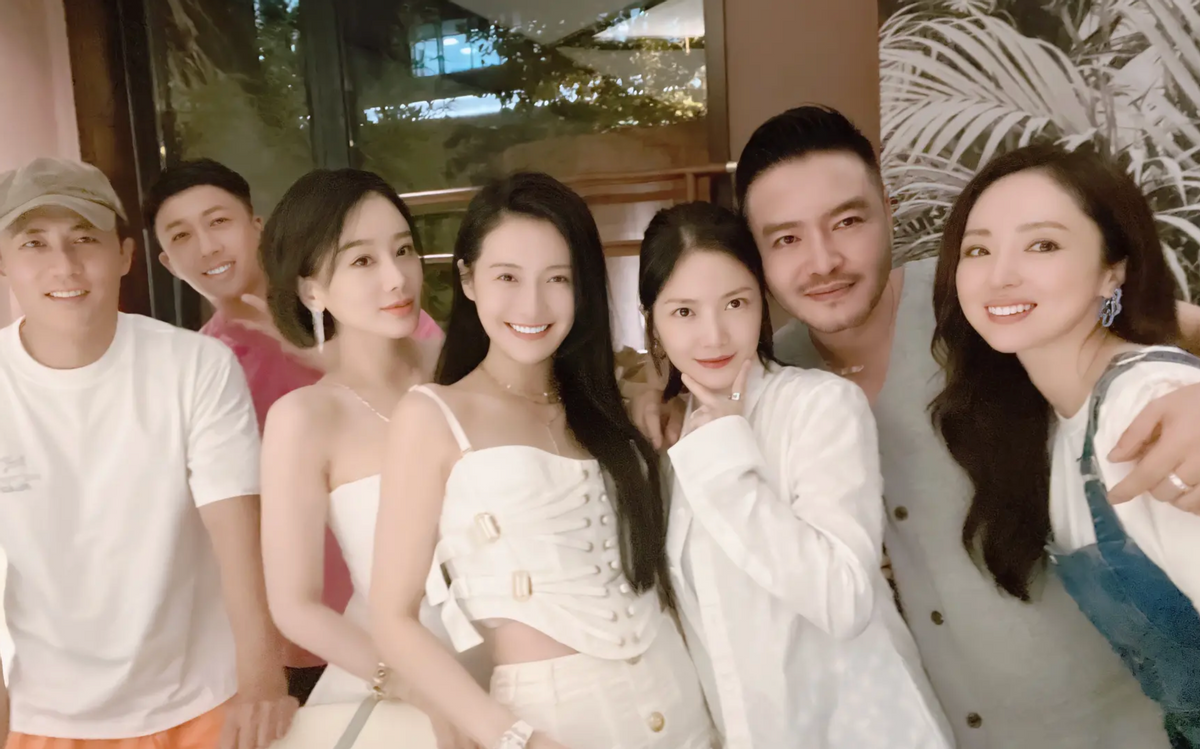 于正|于正与圈内好友豪宅聚会，江疏影、钟丽缇穿着性感，全是熟面孔