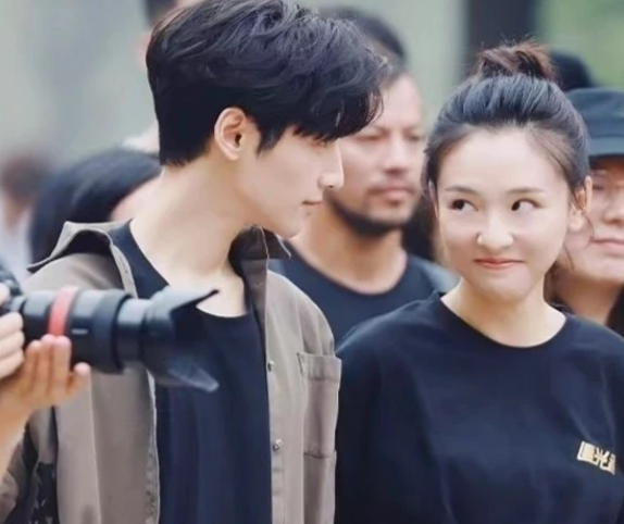 追光者|短短八天,就登上了热搜首位,网友:这是我第一次看了这么久的恋爱电视剧