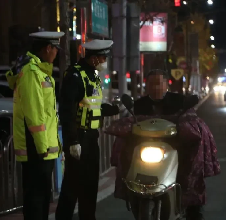 福建厦门,一男子醉酒驾驶电动车被交警查处后,却被交警按照醉酒驾驶机动车处罚