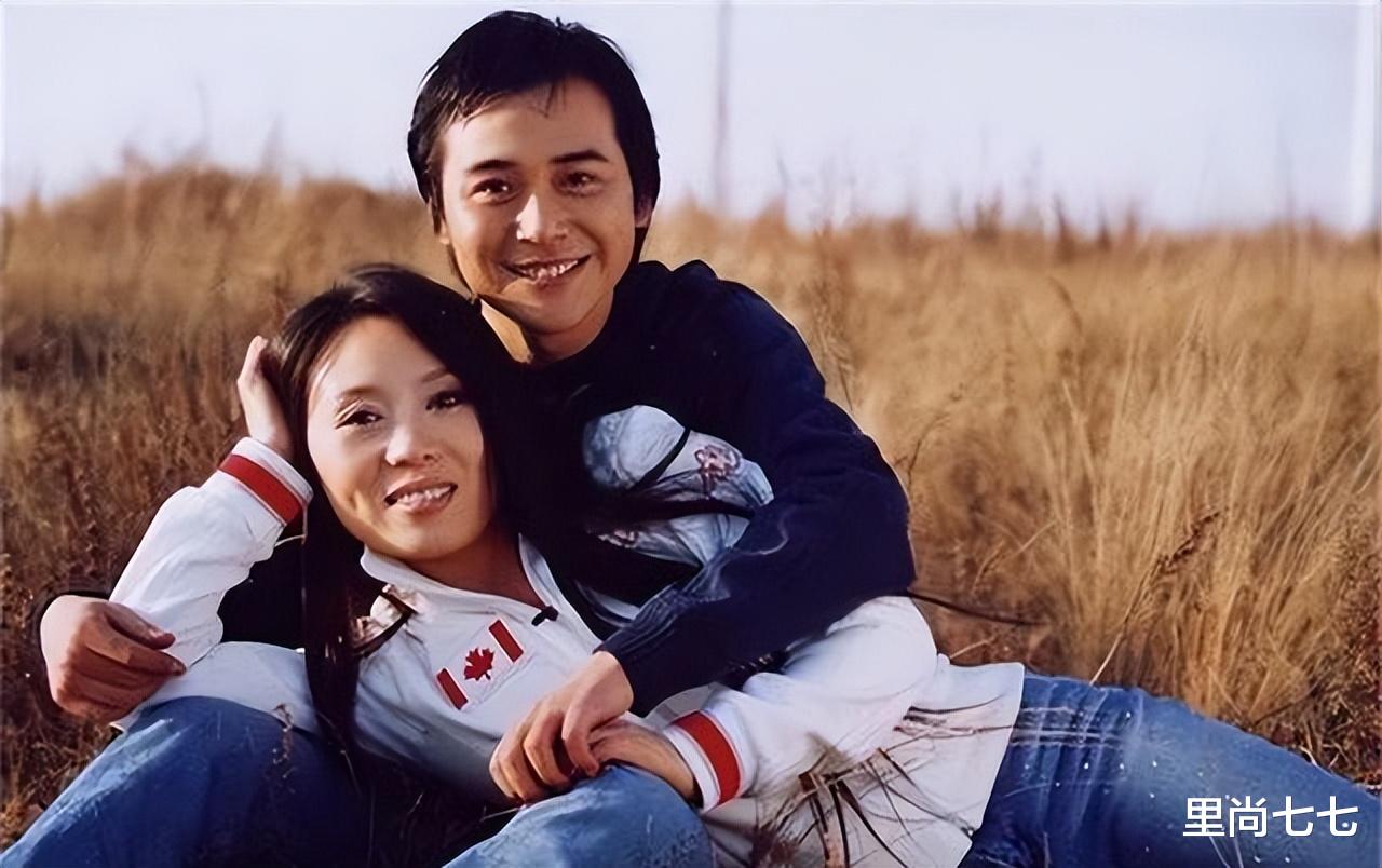 60岁吴琼为女儿办成人礼，与小15岁丈夫全程腻歪，夫妻同框像母子