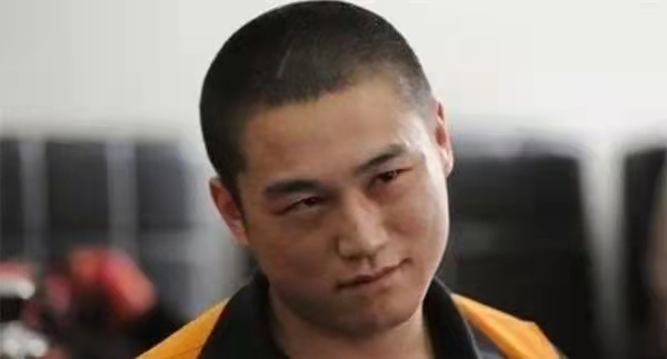 2012年,90后杀人犯在法庭上微笑求死,听到判决结果后笑容消失了