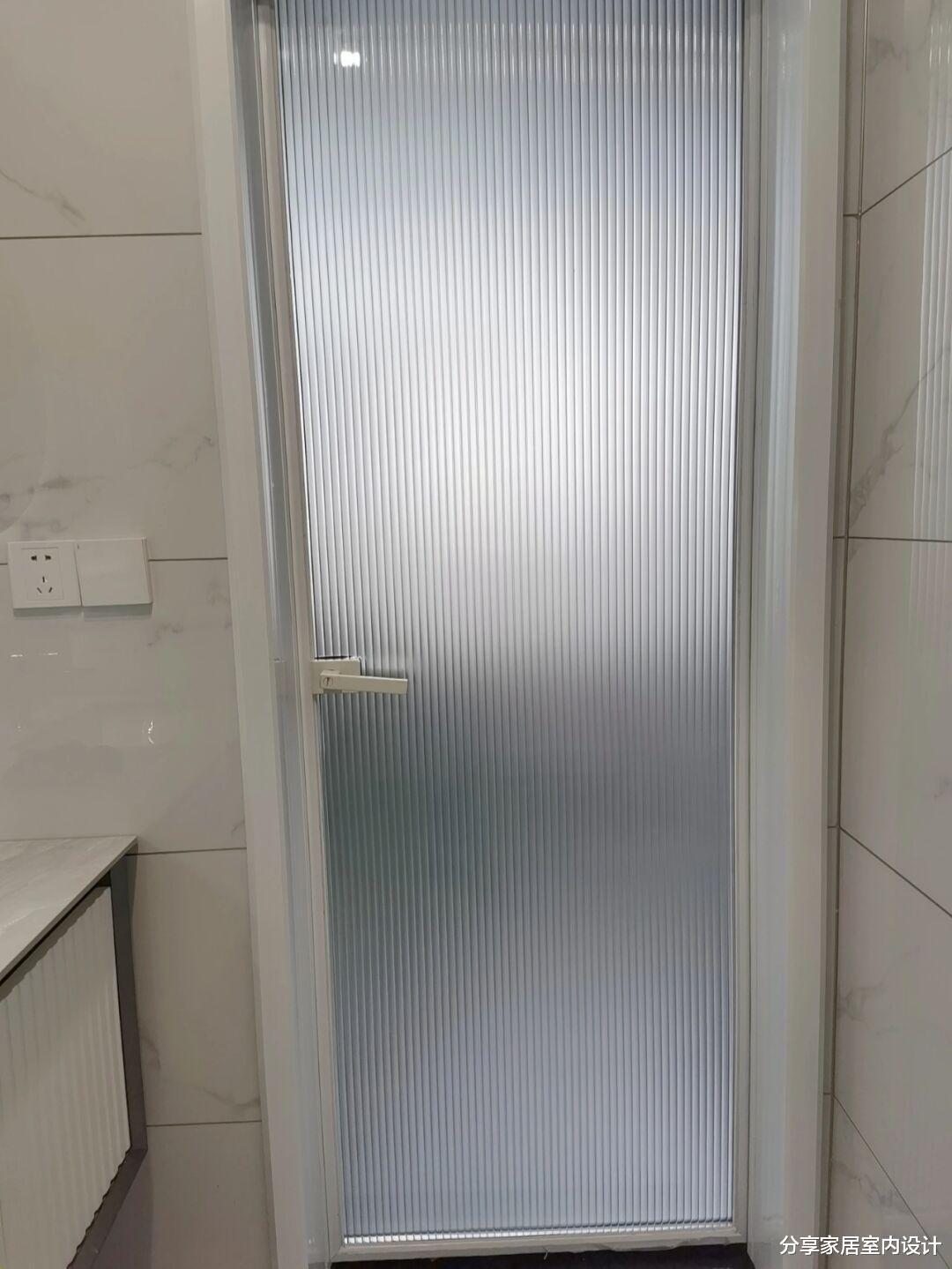 硬装完工,放弃木工师傅选择全屋定制很满意,铺贴灰色瓷砖很机智