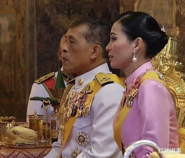 苏提达|44岁苏提达玩浪漫，炫耀泰王送的草莓手链，比古董王冠都有意义