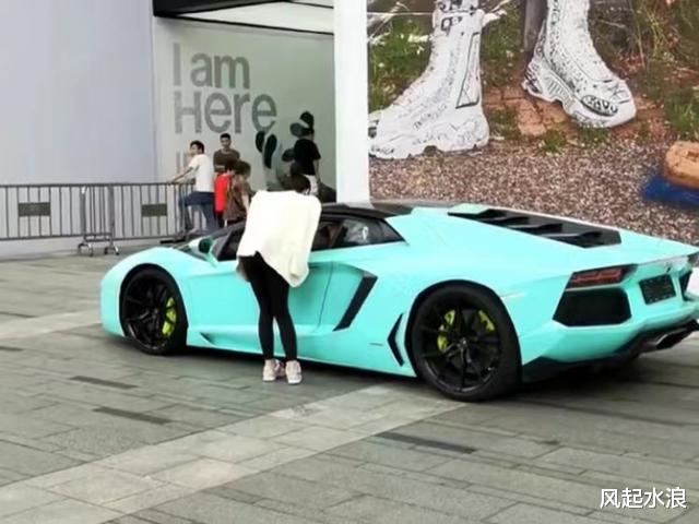 ?女子去和豪车里的男子搭讪,男子:我女朋友坐在副驾!