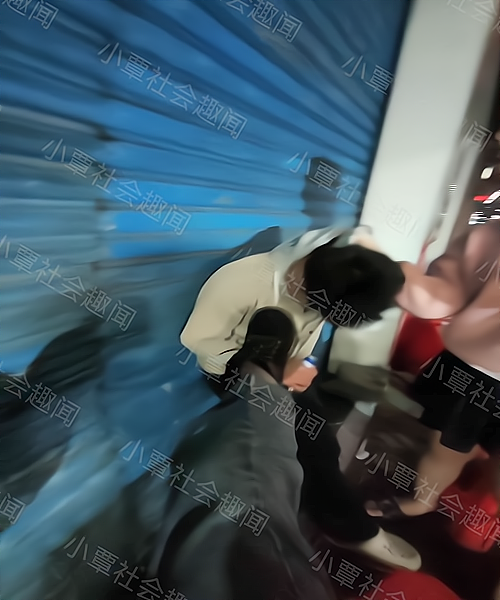 两名女孩把一名男孩灌醉，抓着他的衣领，要求他继续喝酒