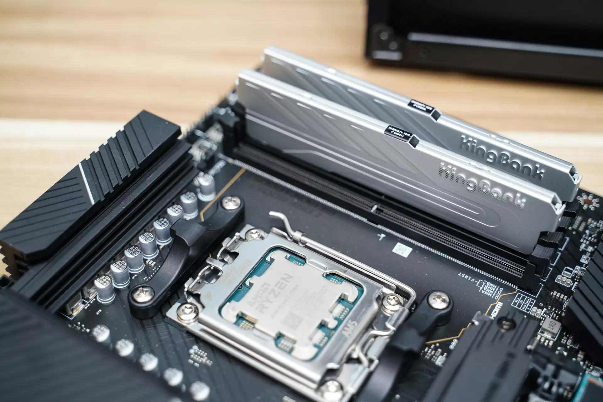 主板|亲民高频DDR5内存，金百达6000MHz银爵32GB：一键超频性能大涨