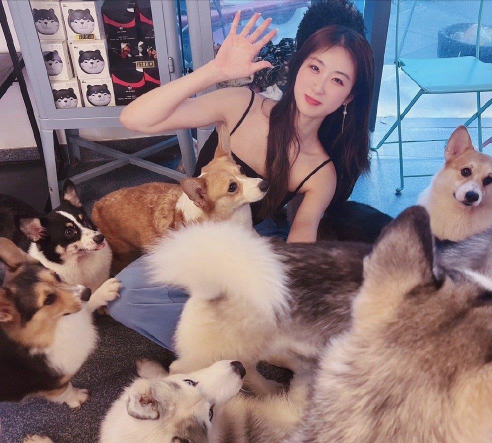 花滑|花滑女神陈虹伊穿着“火辣”，面容清秀身材傲人，曾被骂到关评论