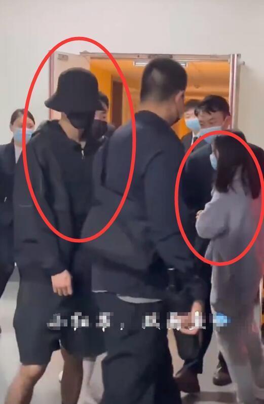 肖战|肖战1008《骄阳》上班，女粉丝从车尾蹦出引不安，肖战反应要点赞