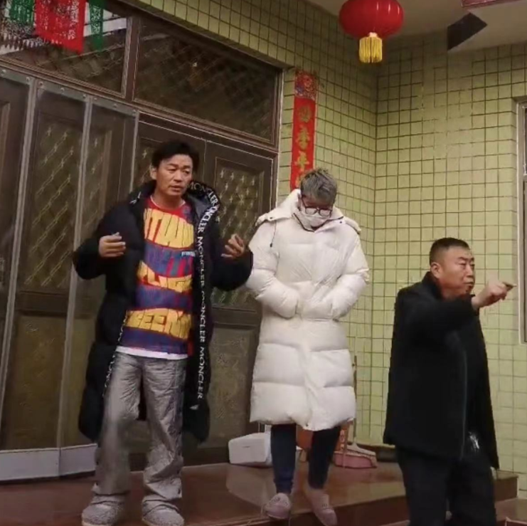 春节档|众星过年:撒贝宁老了五六岁,张纪中媳妇脸部变样,汪峰头秃顶了