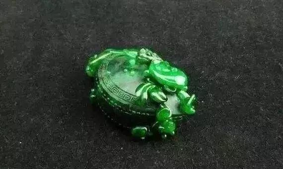 翡翠|满身是“藓”的翡翠只能丢掉？错！经雕刻师的手，看看什么叫做“救死扶伤”！