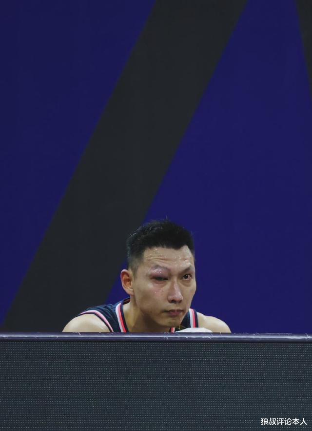 易建联|打肿也不犯规！阿联怒了，直奔技术台质问，裁判选择性“失明”