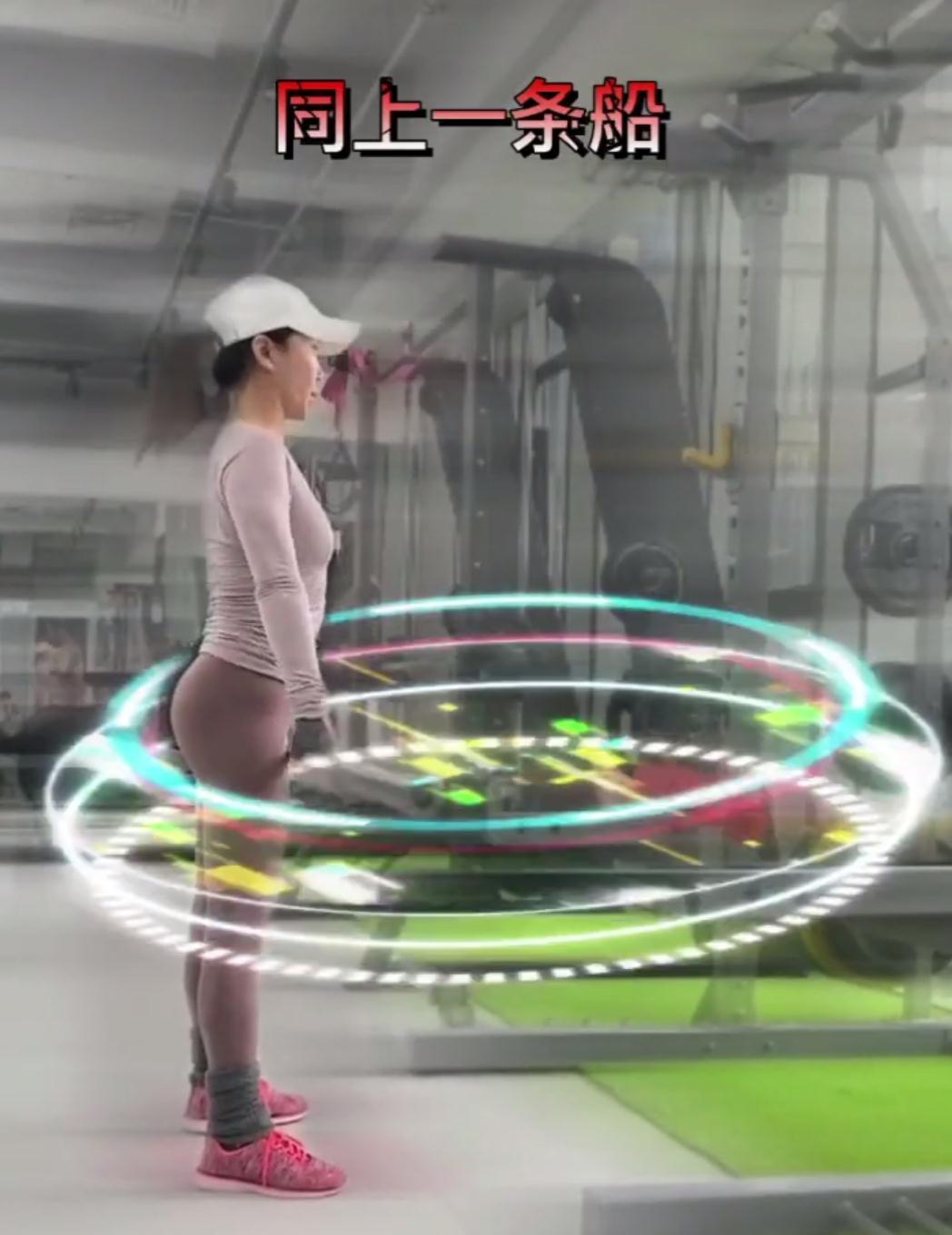 付笛生|付笛生夫妇逛商场，背双肩包穿着朴素似路人，坐店门口大口吃面条