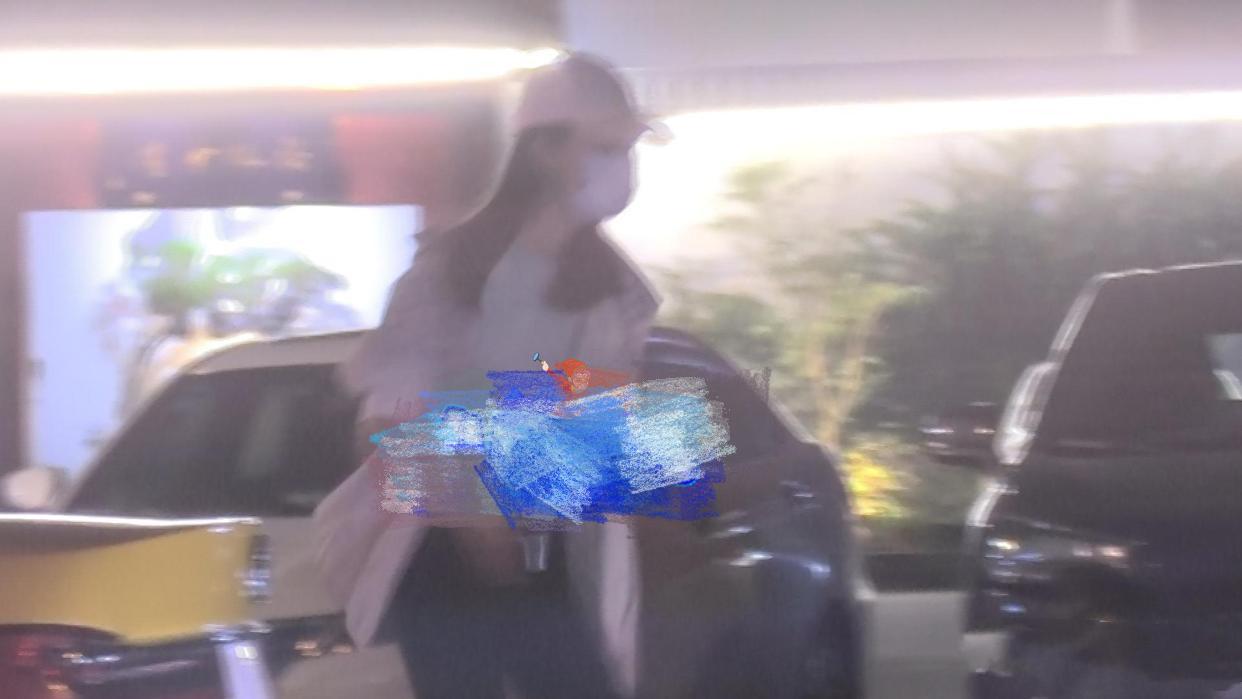 王晶|67岁导演王晶罕见露面，穿粉色短袖好花俏，与美女聚餐后一同离开