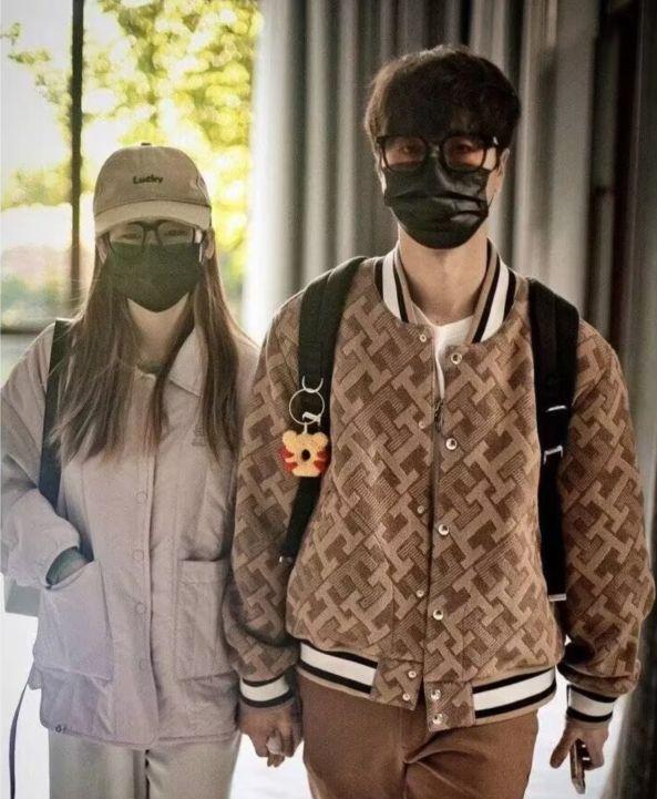 陆虎|陆虎与女友录节目被偶遇，私下互动好甜蜜，女方裙子太短惹争议