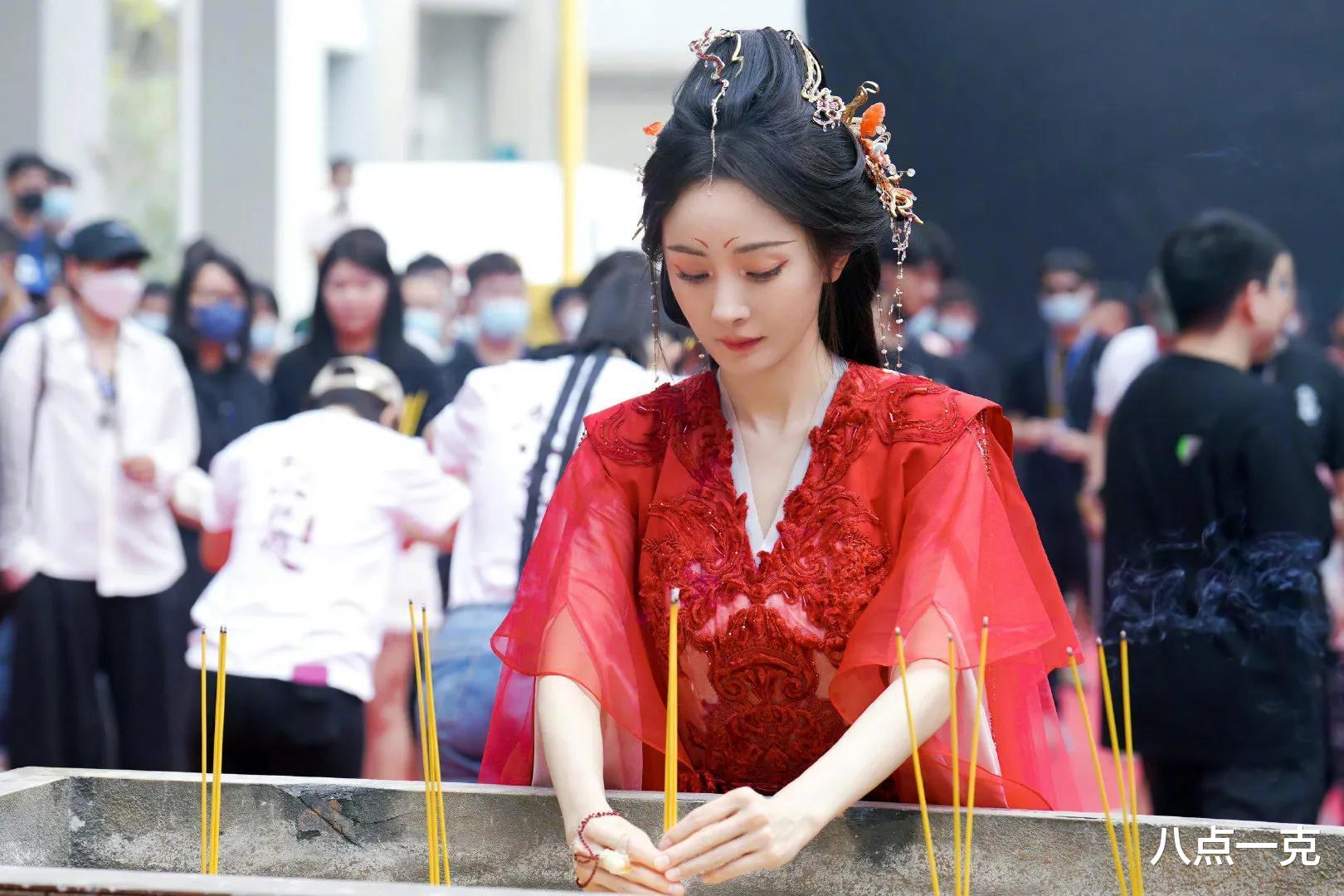 刘恺威|48岁刘恺威喜提第二春,两人同游寺庙被拍,女友与杨幂合作过《爱的二八定律》