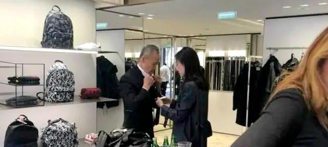 |71岁王石与“小娇妻”同框出现,妻子为他梳理白发,引发网友热议