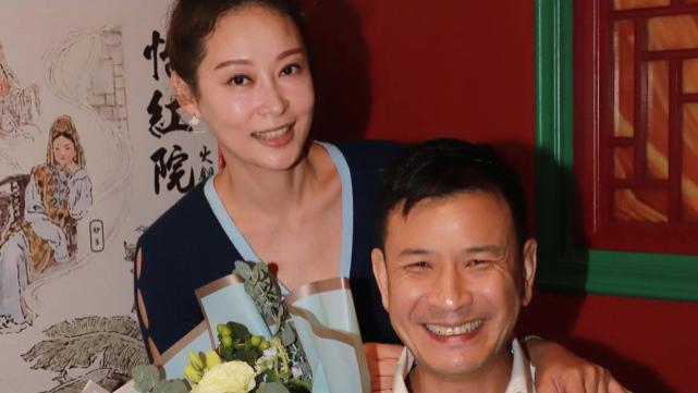 杨卓娜|TVB艺人杨卓娜亲自下厨烹饪美食为继女庆生 与两位继女像亲生母女