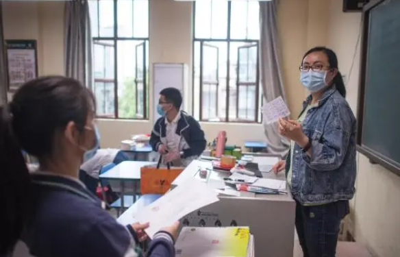 离婚吧! 河南女教师上网课被家暴, 全程被学生看到, 岂能以忍让告终