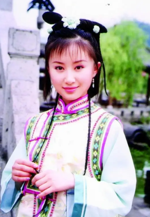 王艳|丫鬟别再抢戏或刻意扮丑了！以前丫鬟不“作妖”，却一个个都红了