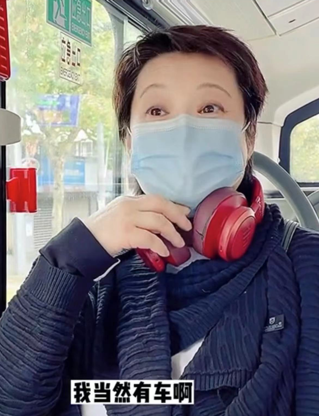 50岁袁立吃路边摊大口嗦粉,上班背超大包坐公交