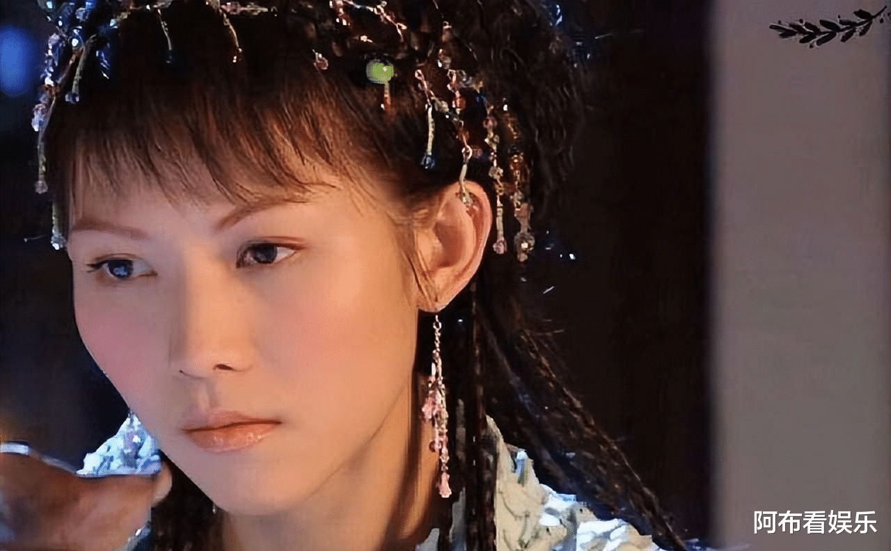 明星|女明星的颜值之谜：出道时惊为天人，为何25岁一过就“崩脸”？