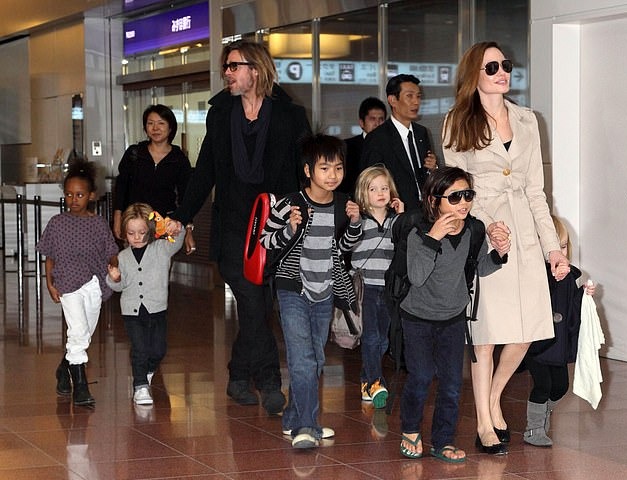 安吉丽娜·朱莉|朱莉大冬天光腿穿大衣亮相！17岁非洲养女电光蓝非洲辫太抢风头了