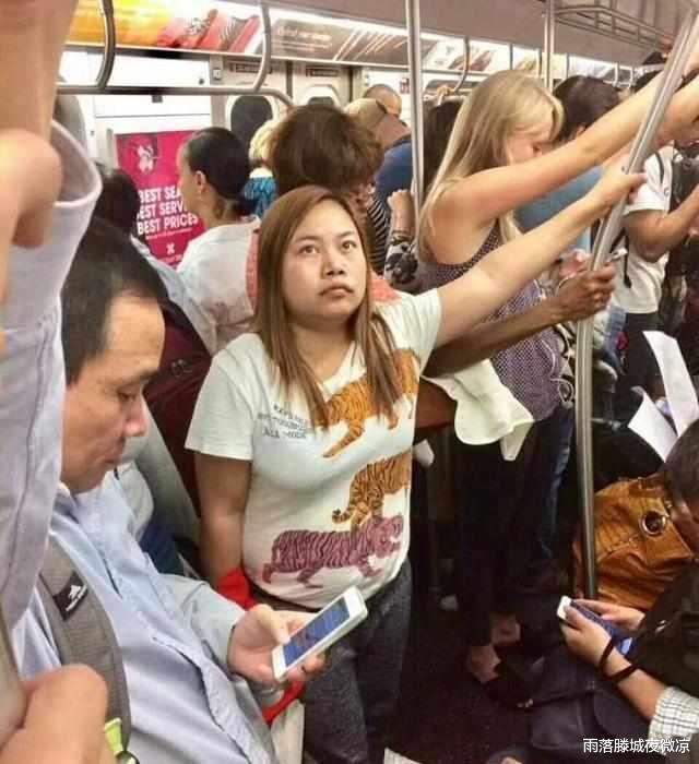 凤姐|宁死也不回国的凤姐，2022年结果令人唏嘘，直言：在美11年不如狗