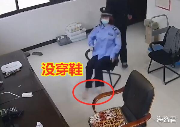 大爷用“充气娃娃”冒充女保安替自己值夜,网友:好歹给她穿双鞋