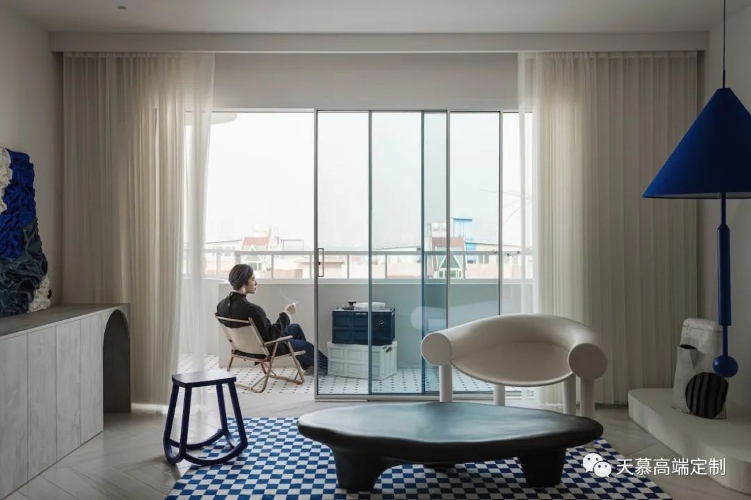 120㎡的精致套间，克莱因蓝下所表现出热爱生活的方式