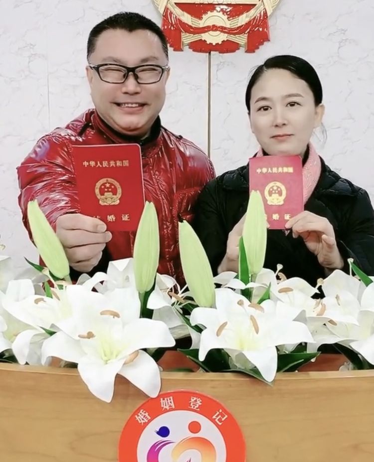 尹相杰|尹相杰带小16岁妻子出道！穿隆重礼服高调发歌，女方貌美气质卓然