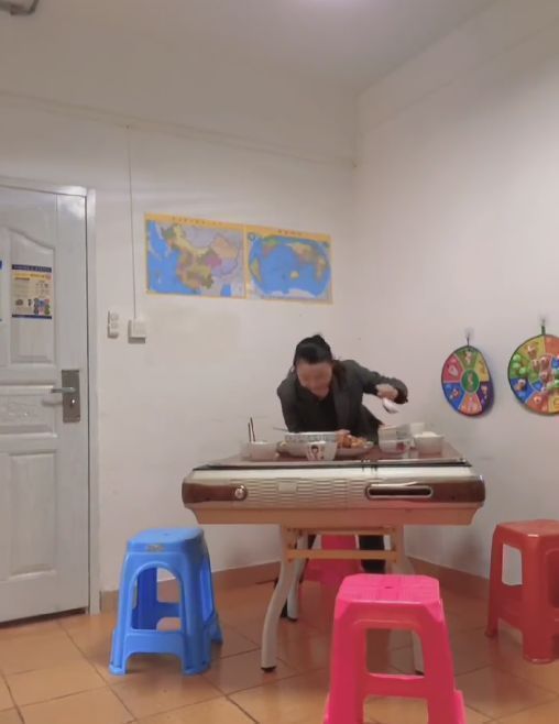 女生节|孙卓陪妈妈过女神节，亲自为其写贺卡，再次给妈妈送花好暖心